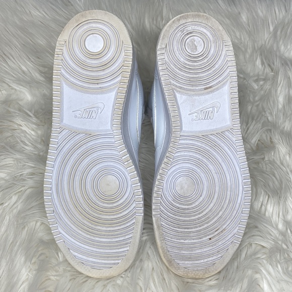 Nike Women's Basketball Shoes Sz 7.5 - Picture 9 of 9